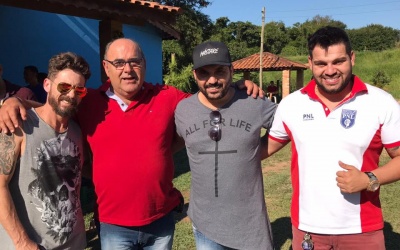Trabalho voluntário da dupla Edson & Hudson inspira pacientes da Clínica Huxley